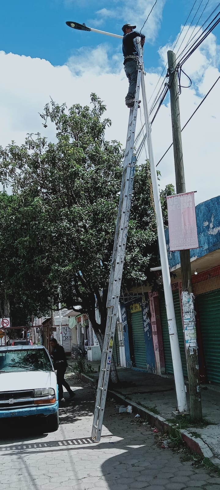 Intensifica Ayuntamiento de Apetatitlán reparación y cambio de luminarias